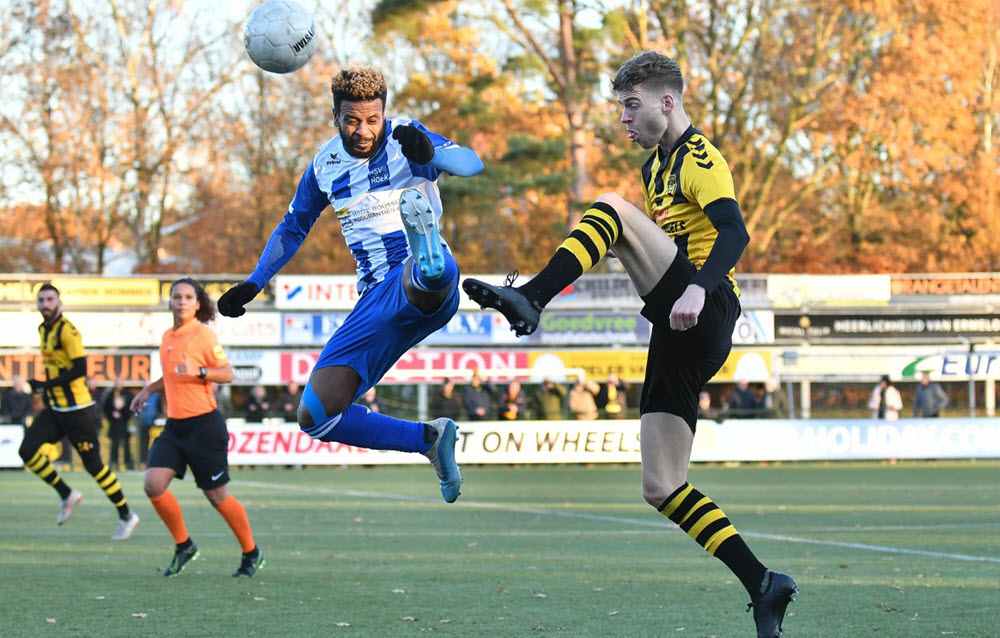 DVS 33 tegen Hoek voetbalwedstrijd