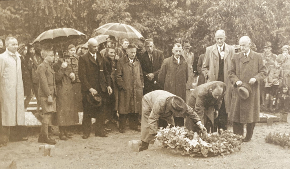 Eerste kranslegging 1945 Ermelo