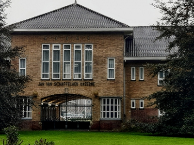 Marcheren van de kazerne naar het treinstation van Ermelo