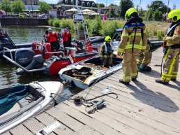 Explosie op bootje Harderwijk drie opvarenden uit water gehaald door brandweer 
