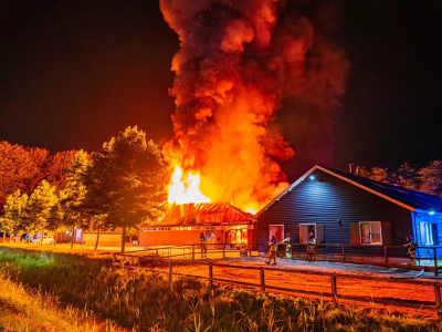 Felle brand verwoest paardenstal in Zeewolde, meerdere paarden omgekomen