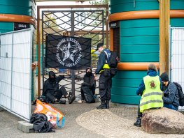 Dierenactivisten blokkeren ingang Dolfinarium Harderwijk park gesloten