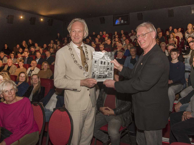 Na presentatie fotoboek Kiek op Zaken ontvangt Henk Merjenburgh Harderwijker Speld