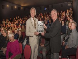 Na presentatie fotoboek Kiek op Zaken ontvangt Henk Merjenburgh Harderwijker Speld