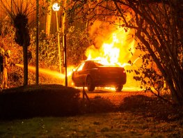 Diesel auto verwoest door brand op recreatiepark in Ermelo