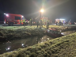 Voertuig komt in sloot terecht op de A28 bij Putten