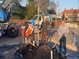 Groener plein bij het kerkelijk centrum aan de Groeneweg met nieuwe bomen